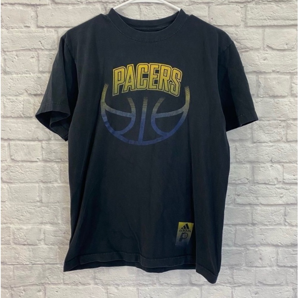Men’s vintage adidas pacers t-shirt